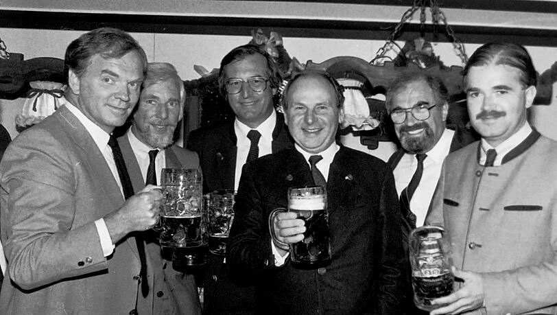 CSU-M&auml;nner feiern auf der Wiesn 1984. In der Mitte Erich Kiesl, rechts Peter Gauweiler.