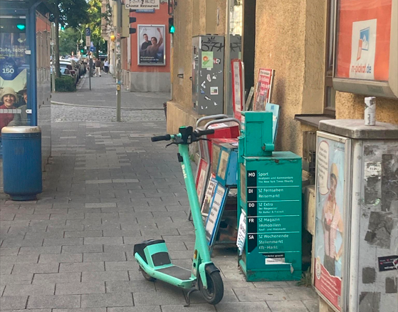 Zwischen Tramhäusl und Zeitungskästen in Schwabing steht dieser Bolt-E-Scooter im Weg. Zwischen Tramhäusl und Zeitungskästen in Schwabing steht dieser Bolt-E-Scooter im Weg.