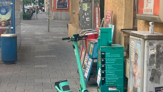 Zwischen Tramhäusl und Zeitungskästen in Schwabing steht dieser Bolt-E-Scooter im Weg. Zwischen Tramhäusl und Zeitungskästen in Schwabing steht dieser Bolt-E-Scooter im Weg.