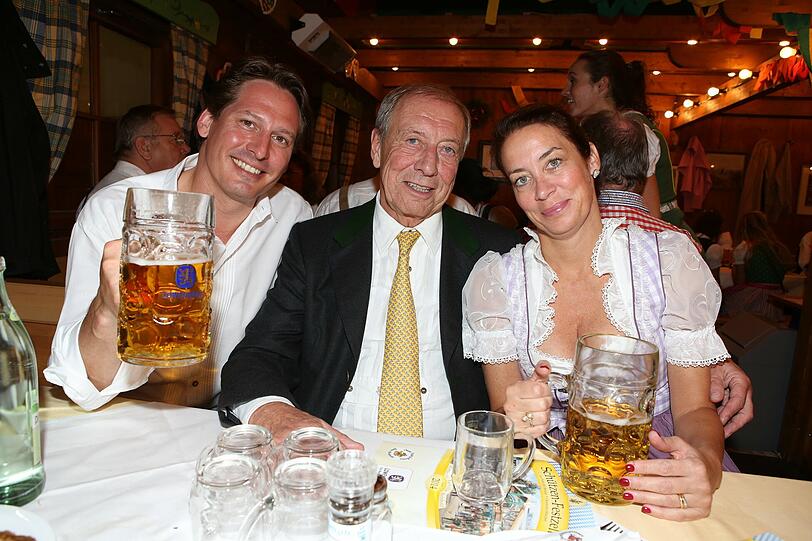 Axel Ludwig mit ehefrau Fitna und Wiesn-Wirt Eduard Reinbold (Mitte) im Schützenzelt.