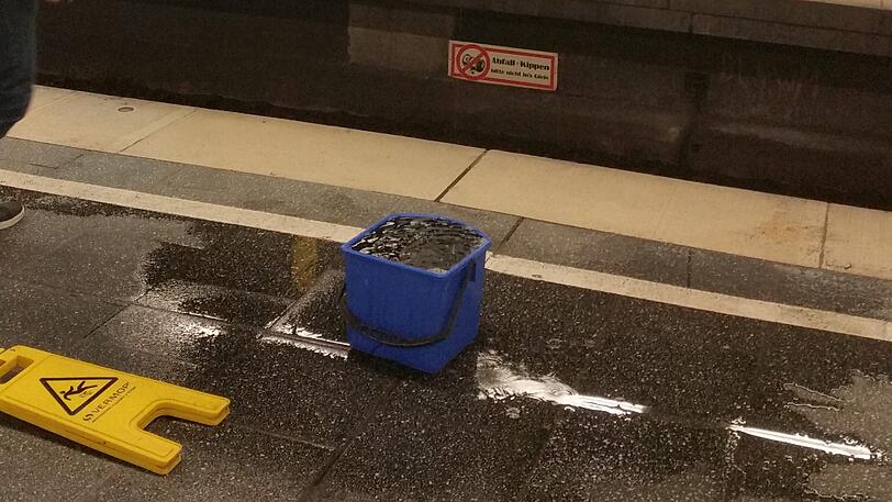 Der Eimer am Bahnsteig unter dem Marienplatz läuft bereits über.
