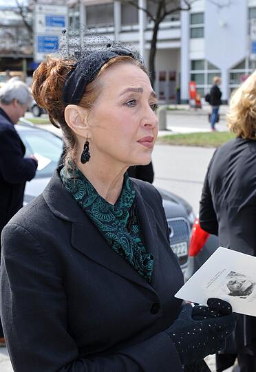 Die Schauspielerin Christine Kaufmann kommt am 11. April 2015 zur Trauerfeier von Helmut Dietl in die Aussegnungshalle am Nordfriedhof