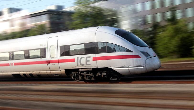 Fast alle IC/EC-Züge zwischen Ulm, Augsburg und München fallen am 24. November ab 23 Uhr aus, die ICEs halten nicht in Ulm und Günzburg. Fast alle IC/EC-Züge zwischen Ulm, Augsburg und München fallen am 24. November ab 23 Uhr aus, die ICEs halten nicht in Ulm und Günzburg.