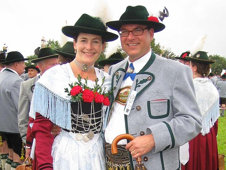 Josef Schmid und seine Frau Natalie in Tracht - zum Zeitpunkt der Aufnahme trug der CSU-Fraktionschef noch eine Brille.