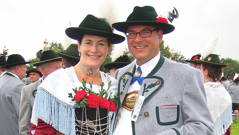 Josef Schmid und seine Frau Natalie in Tracht - zum Zeitpunkt der Aufnahme trug der CSU-Fraktionschef noch eine Brille. Josef Schmid und seine Frau Natalie in Tracht - zum Zeitpunkt der Aufnahme trug der CSU-Fraktionschef noch eine Brille.