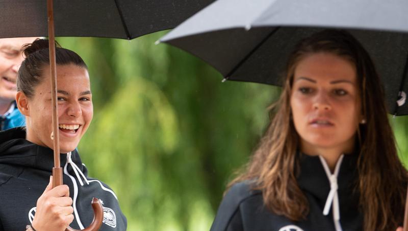 Lena Oberdorf (l) und Melanie Leupolz (r) kommen mit Regenschirm zur Pressekonferenz. Lena Oberdorf (l) und Melanie Leupolz (r) kommen mit Regenschirm zur Pressekonferenz.