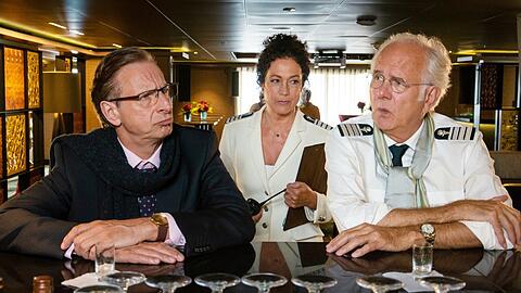 "Das Traumschiff: Utah": Neben Kreuzfahrtdirektor Oskar Schifferle (Harald Schmidt, r.) ist mit Jens Kessler (Ingolf Lück) ein weiterer Hypochonder an Bord - nicht nur für Hoteldirektorin Hanna Liebhold (Barbara Wussow) keine einfache Aufgabe.