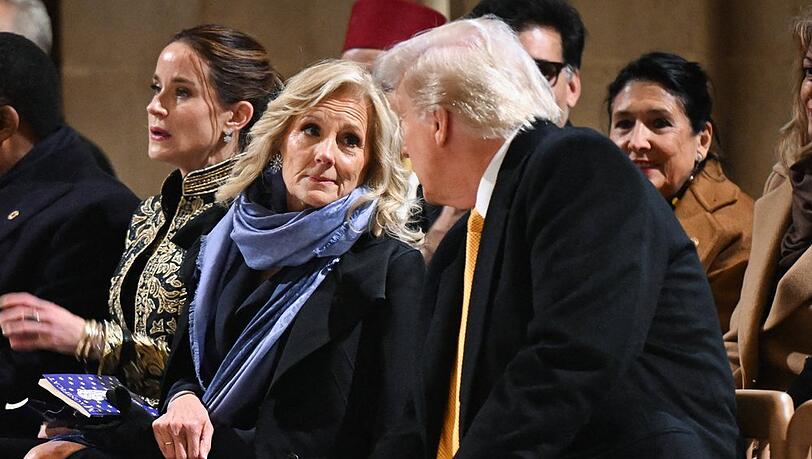 Bei der Eröffnungsfeier für die wiederaufgebaute Pariser Kirche Notre Dame am 7. Dezember tauschten sich Jill Biden und Donald Trump aus. Das nutzt er jetzt für Werbung.