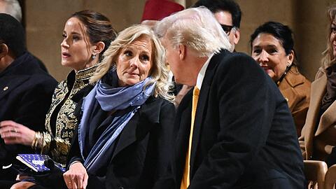 Bei der Eröffnungsfeier für die wiederaufgebaute Pariser Kirche Notre Dame am 7. Dezember tauschten sich Jill Biden und Donald Trump aus. Das nutzt er jetzt für Werbung.
