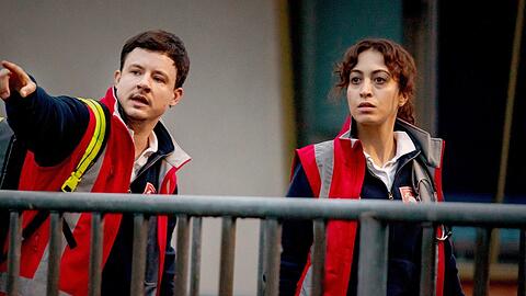 "Die Not&auml;rztin: Grenzen": Nina (Sabrina Amiri, r.) und Paul (Paul Zichner) kommen an der Schleuse an.
