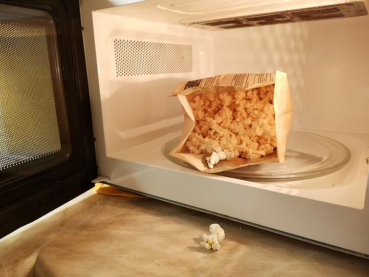 Grund daf&uuml;r ist nicht nur der hohe Salz- oder Zuckergehalt, sondern auch das gef&auml;hrliche Butteraroma Diacetyl. Dieses kann eine gef&auml;hrliche Lungenkrankheit, die sogenannte Popcorn-Lunge, hervorrufen. Au&szlig;erdem wird das Mikrowellenpopcorn oft aus genver&auml;ndertem Mais hergestellt. Die bessere und ges&uuml;ndere Alternative ist da das selbstgemachte Popcorn aus der Pfanne.