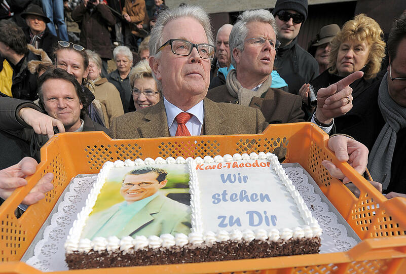 Karl-Theodors Vater Enoch zu Guttenberg zeigt sich solidarisch mit seinem Sohn.