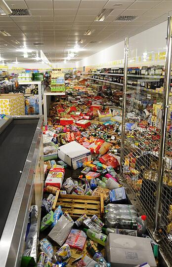 Land unter im Discounter in den Pasing Arcaden: Schwammtüchter sind da keine ganz schlechte Idee.