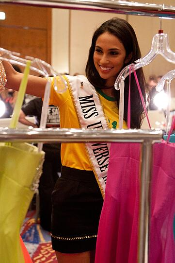 Auch Miss Malaysia 2011, Deborah Henry, freut sich über die bunte Kleider-Auswahl.