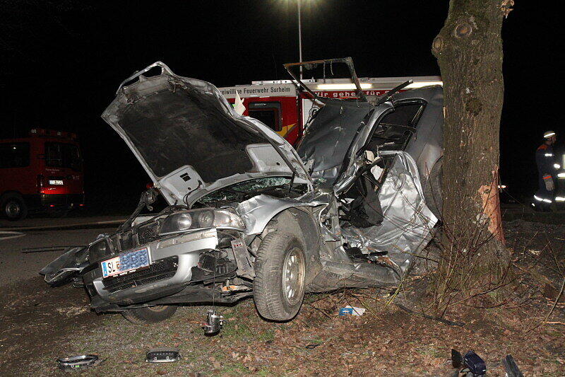 Ein 22 Jahre alter Autofahrer ist bei einem Überholmanöver nahe Saaldorf-Surheim im oberbayerischen Landkreis Berchtesgadener Land ums Leben gekommen.