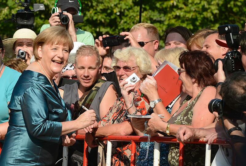 ...gibt Autogramme...
