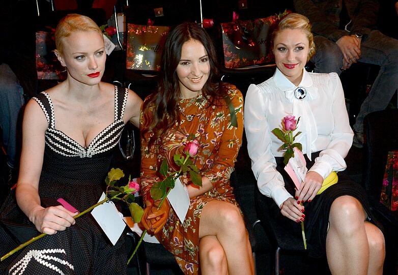 Auch Models sitzen mal im Publikum: Franziska Knuppe (links) und Johanna Klum schauen sich mit Moderatorin Ruth Moschner (rechts) die Herbst/Winter-Kollektion von Lena Hoschek in Berlin an.