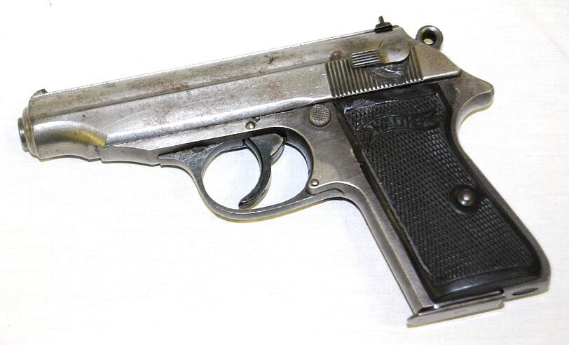 Mit einer solchen halbautomatischen Walther PPK versuchte der Mann, im Justizpalast zu schießen.
