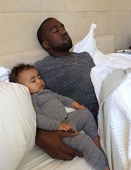 Kim Kardashian fotografiert Ehemann Kanye West und Töchterchen North beim Schlafen.