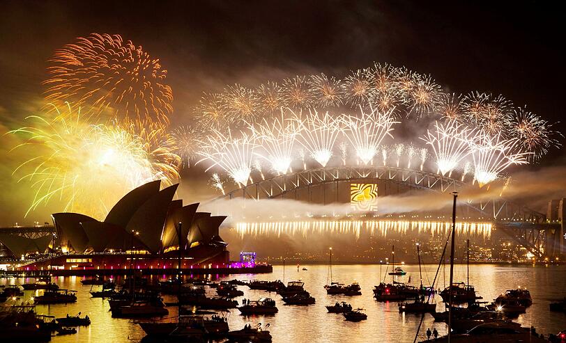 Sydney: In der australischen Metropole steigt jedes Jahr eine der spektakulärsten Silvesterpartys der Welt. Das Highlight ist wohl das Feuerwerk über dem Hafen mit seinem berühmten Opernhaus. Die besten Aussichtspunkte auf das Spektakel sind begehrt. Visit Australia hat sie auf einer interaktiven Karte im Internet zusammengestellt. Mit welchem Lichteffekt die imposante Harbour Bridge in diesem Jahr erleuchtet wird, bleibt streng geheim. Doch auch vorher gibt es einiges zu bestaunen, zum Beispiel eine Flugshow.