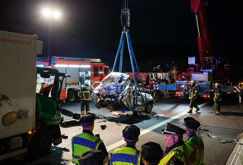 Ein Lkw war am späten Montagabend am Ende eines Staus in das Auto gerast und hatte es gegen einen davor stehenden Lkw geschoben.