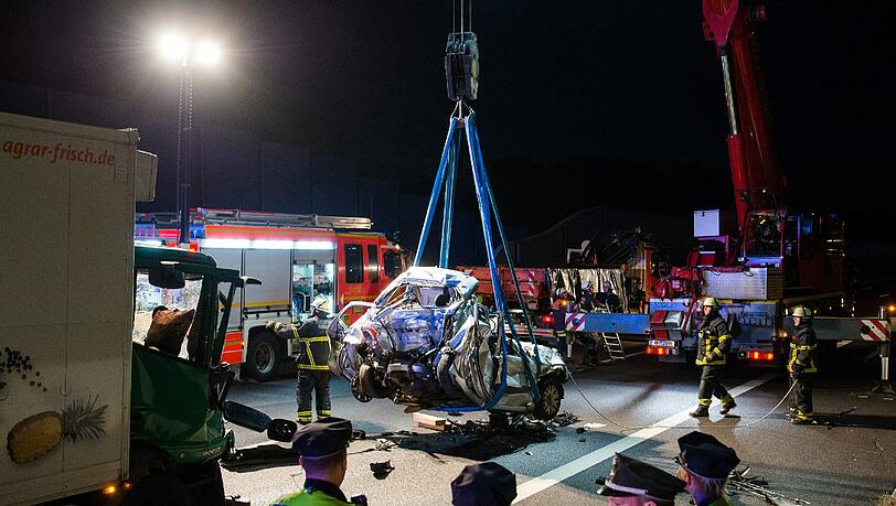 Ein Lkw war am späten Montagabend am Ende eines Staus in das Auto gerast und hatte es gegen einen davor stehenden Lkw geschoben. Ein Lkw war am späten Montagabend am Ende eines Staus in das Auto gerast und hatte es gegen einen davor stehenden Lkw geschoben.