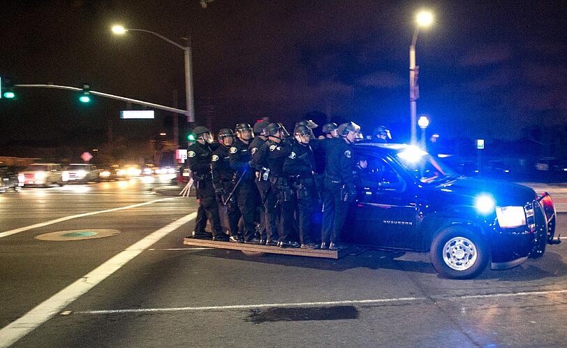 Polizisten fahren an den Ort einer einer Demonstration in Santa Ana.