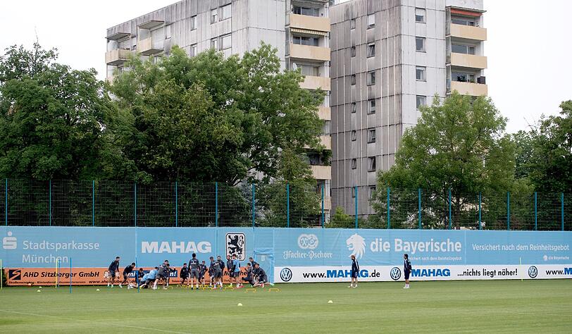 Vor den Augen Hunderter Fans betraten die Löwen das erste Mal nach dem Abstieg in die Regionalliga den Trainingsplatz.