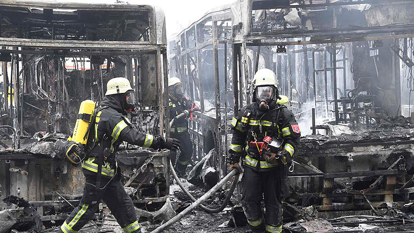Brand auf einem Betriebshof in Hohenbrunn: Die Feuerwehren mussten gleich drei in Flammen stehende Gelenkbusse löschen. Die Bilder vom Einsatz.