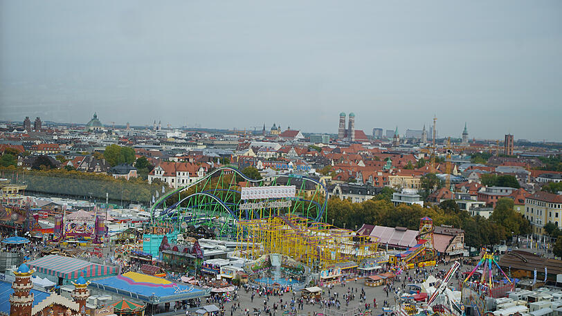 Den perfekten Überblick über die Theresienwiese und München: Mit dem Riesenrad auf der Wiesn geht's bis zu 50 Meter in die Höhe. Luftige Impressionen gibt's hier zum Durchklicken.