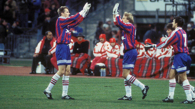 In dieser Saison gewann der FC Bayern den Uefa Cup. Doch der Rekordmeister hätte ebenso gut bereits in der ersten Runde herausfliegen können. Und zwar gegen Lokomotive Moskau. Die Russen gewannen nämlich das Hinspiel - in München mit 1:0. Olaf Thon nach dem Spiel damals: "Man darf das Spiel doch nicht so schlecht reden wie es wirklich war."

Im Rückspiel in Moskau legte der FCB dann los und siegte 5:0. Die Tore schossen Jürgen Klinsmann (zwei Treffer), Andreas herzog,  Mehmet Scholl und Thomas Strunz. 