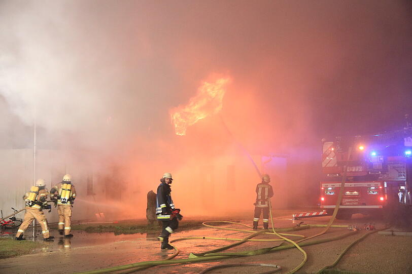 Ein Vollbrand in einem Asylheim löste am Montagabend einen Großalarm aus.