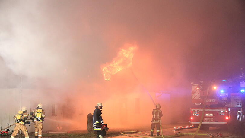 Ein Vollbrand in einem Asylheim löste am Montagabend einen Großalarm aus. Ein Vollbrand in einem Asylheim löste am Montagabend einen Großalarm aus.