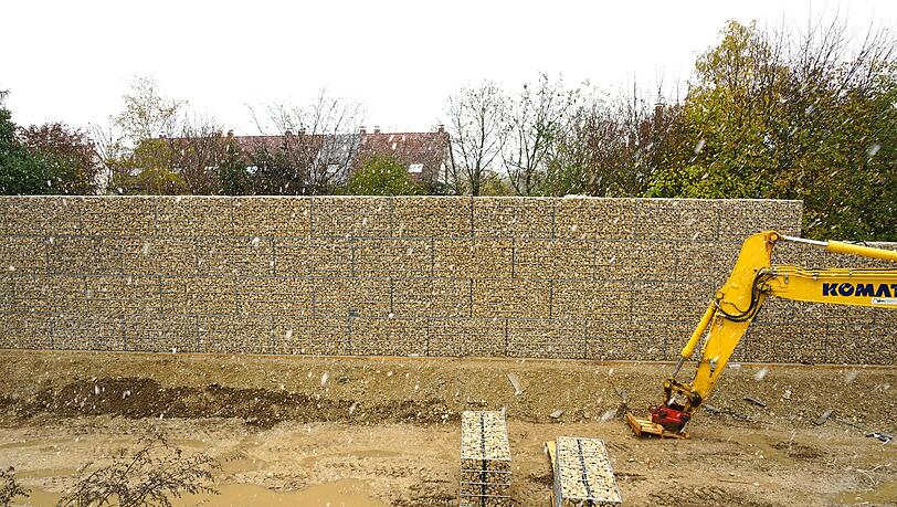 Die Mauer bei der Flüchtlingsunterkunft in der Nailastraße in Neuperlach, im Hintergrund die Häuser von Anwohnern. Die Mauer bei der Flüchtlingsunterkunft in der Nailastraße in Neuperlach, im Hintergrund die Häuser von Anwohnern.