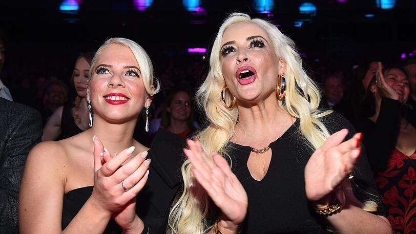 Daniela Katzenberger (re.) und Schwester Jenny bei einer Musical-Premiere.