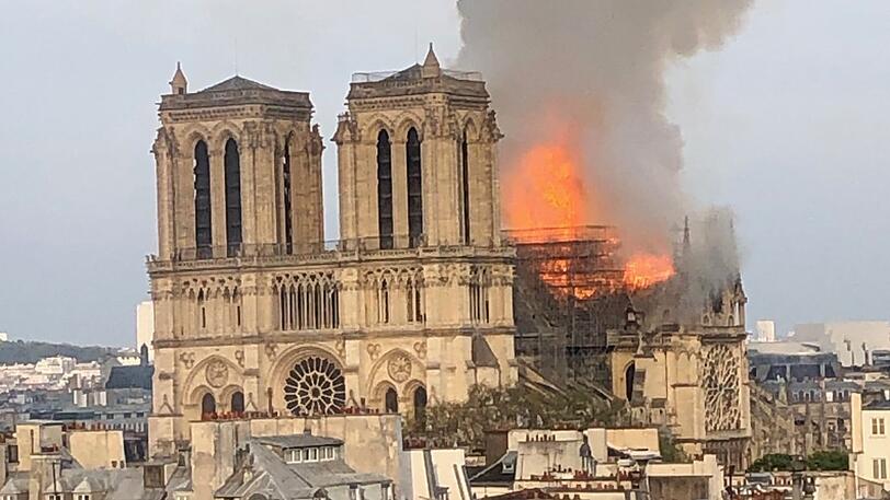 Die weltberühmte Kathedrale Notre-Dame de Paris steht in Flammen.