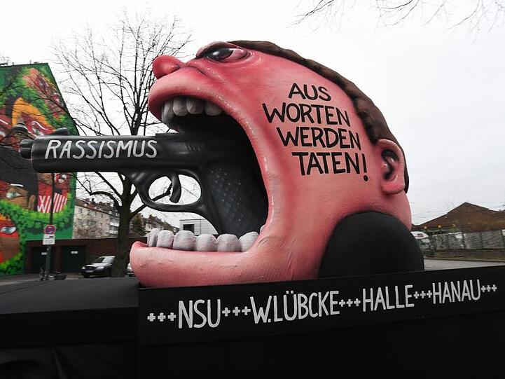 Ein Motivwagen zum Rechtsterrorismus in Düsseldorf.