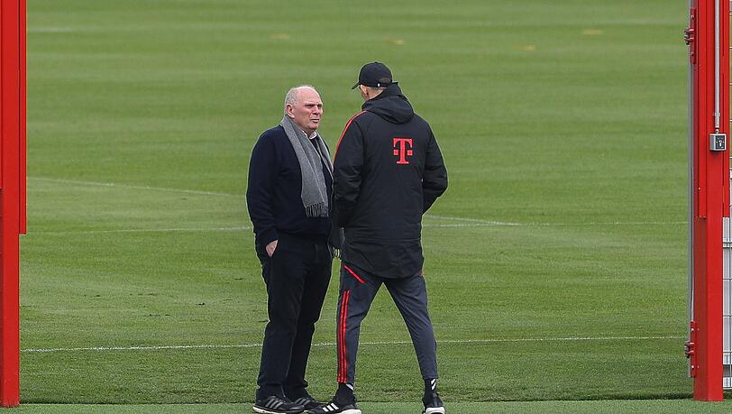 FCB-Ehrenpräsident Uli Hoeneß (l.) und Cheftrainer Thomas Tuchel im Gespräch auf dem Trainingsplatz.