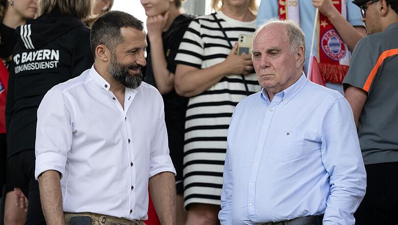Ex-Sportdirektor Hasan Salihamidzic (l) und Uli Hoeneß verfolgen ein Spiel von der Tribüne.
