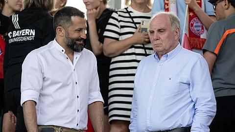 Ex-Sportdirektor Hasan Salihamidzic (l) und Uli Hoeneß verfolgen ein Spiel von der Tribüne.
