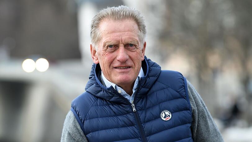 Hans Zach, ehemaliger Eishockey-Bundestrainer, steht am Ufer der Isar.
