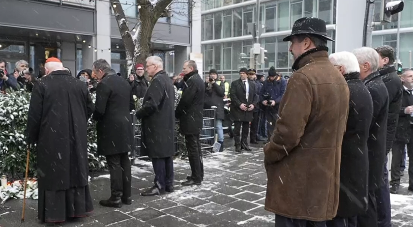 Stilles Gedenken von Bundespräsident Steinmeier und Ministerpräsident Markus Söder am Tatort in München.