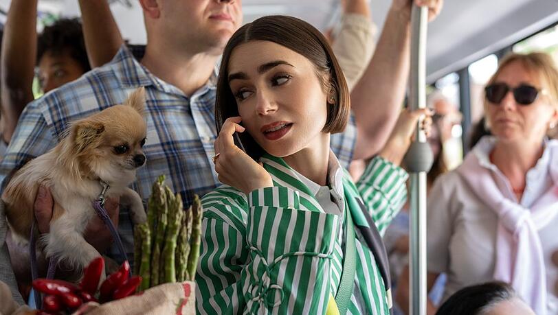 Lily Collins als Emily in der f&uuml;nften Staffel von "Emily in Paris".