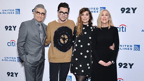 Eugene Levy mit Dan Levy, Annie Murphy und Catherine O'Hara (v.l.n.r.) auf einem "Schitt's Creek"-Event im Jahr 2020.