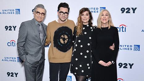 Eugene Levy mit Dan Levy, Annie Murphy und Catherine O'Hara (v.l.n.r.) auf einem "Schitt's Creek"-Event im Jahr 2020.