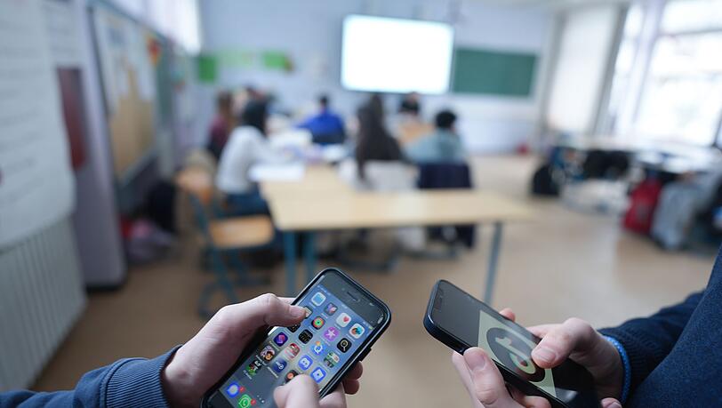 Der Aktionsrat Bildung fordert Altersgrenzen f&uuml;r Social-Media-Plattformen - und private Handynutzung in den Schulen erst ab der Zehnten. (Symbolbild)