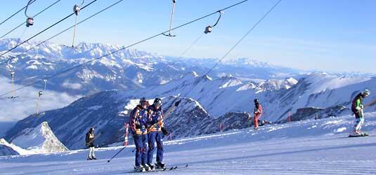 Angesichts der umwerfenden Kulisse wird am Kitzsteinhorn schon das Schleppliftfahren zum Erlebnis.