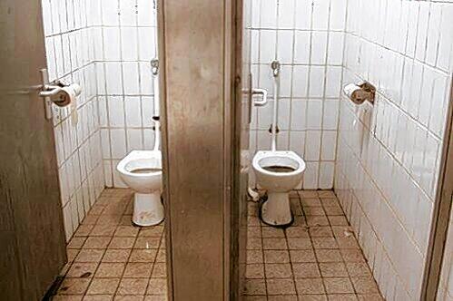 Dreck an Türen und Wänden, verstopfte Schüsseln, bestialischer Gestank: das Örtchen am Scheidplatz.