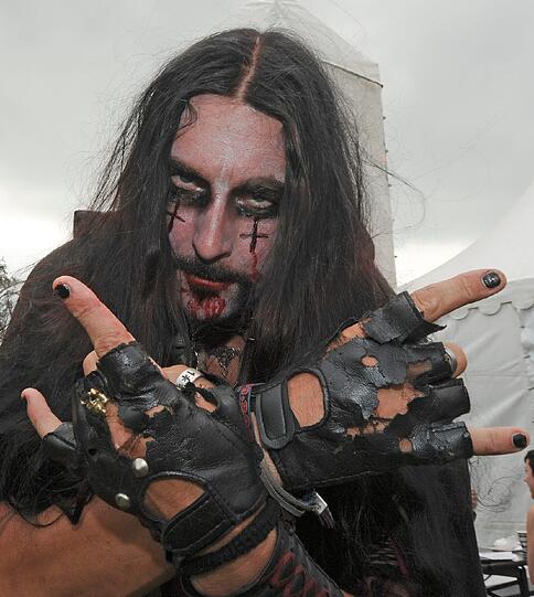 Wet T-Shirts, wilde Rocker, schräge Outfits: So verrückt war das Wacken-Festival 2011. wir zeigen die besten Bilder. EInfach weiterklicken!