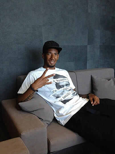 Jerome Boateng genießt seinen wohlverdienten Urlaub. Hier "chillt" er am Airport.